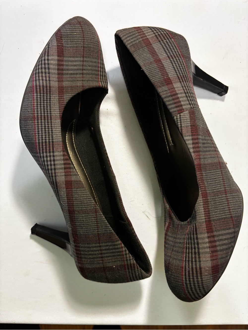 comfort plus by Predictions Gray and Burgundy Plaid Pumps